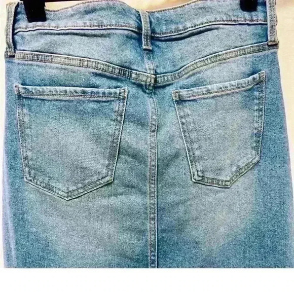 NWT CELEBRITY PINK Juniors' Denim
Front-Slit Frayed-Hem Midi Skirt size 3/26 - Picture 5 of 10